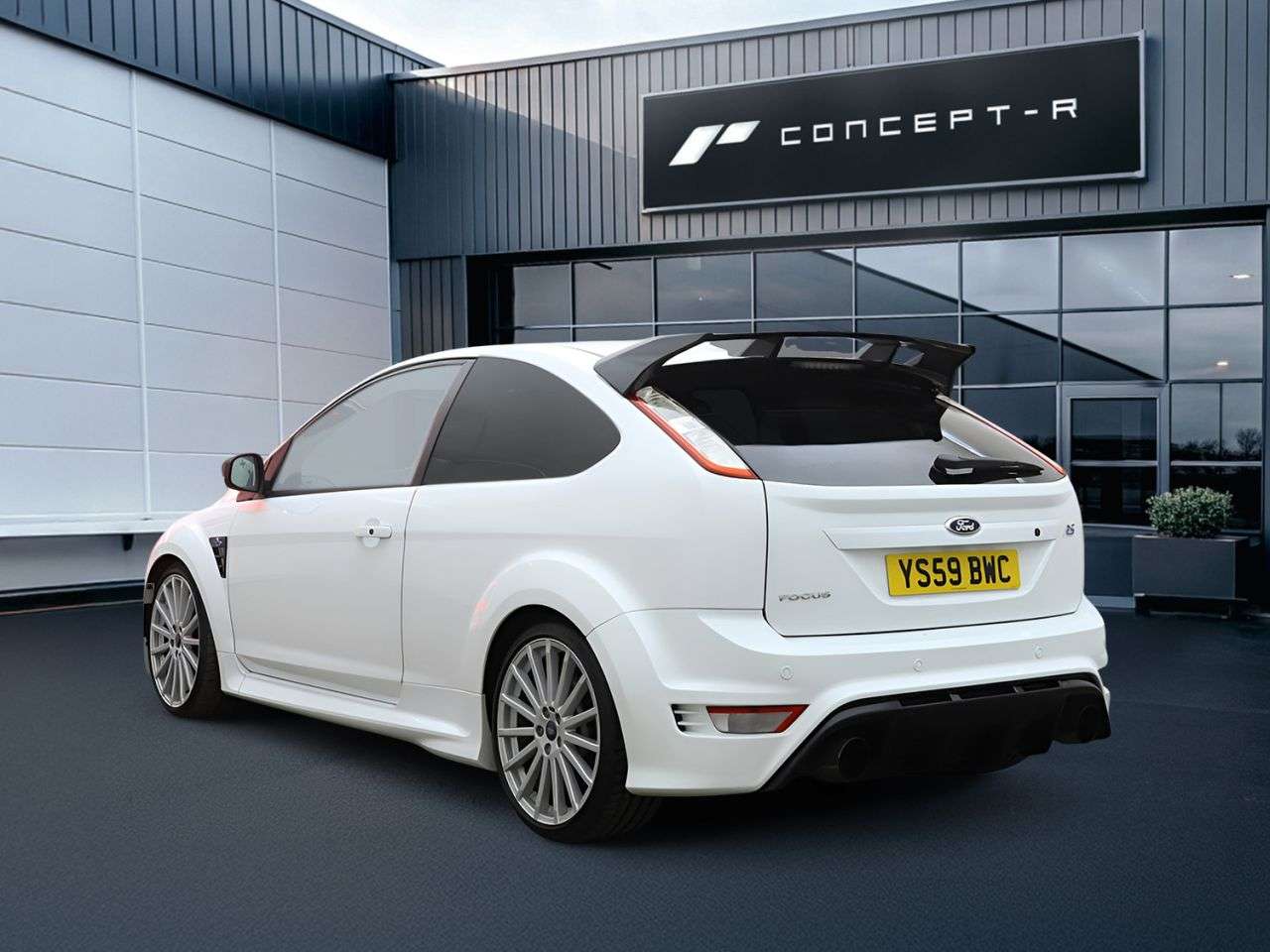 A 2009 FORD FOCUS 2.5 RS Hatchback 3dr Petrol Manual (225 g/km, 301 bhp) ***13 SERVICE STAMPS A 2009 FORD FOCUS 2.5 RS Hatchback 3dr Petrol Manual (225 g/km, 301 bhp) ***13 SERVICE STAMPS