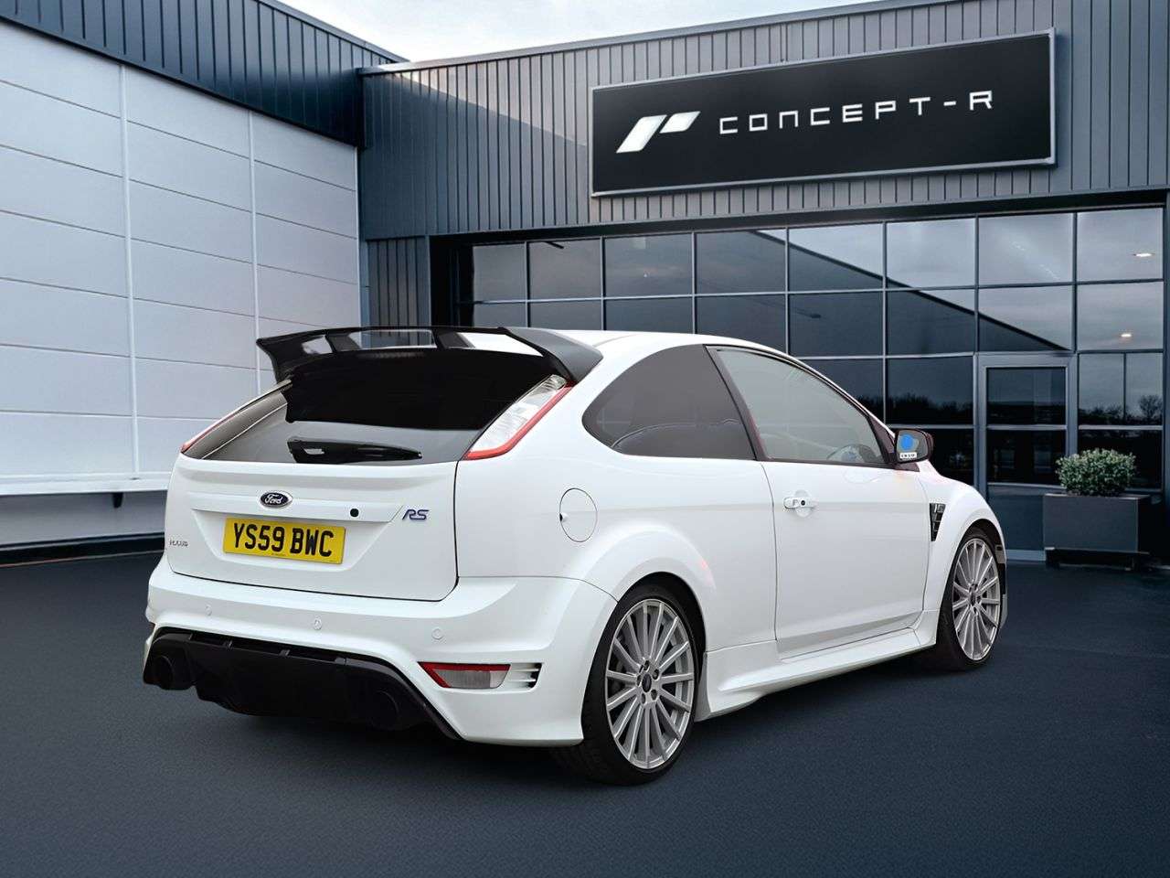 A 2009 FORD FOCUS 2.5 RS Hatchback 3dr Petrol Manual (225 g/km, 301 bhp) ***13 SERVICE STAMPS A 2009 FORD FOCUS 2.5 RS Hatchback 3dr Petrol Manual (225 g/km, 301 bhp) ***13 SERVICE STAMPS