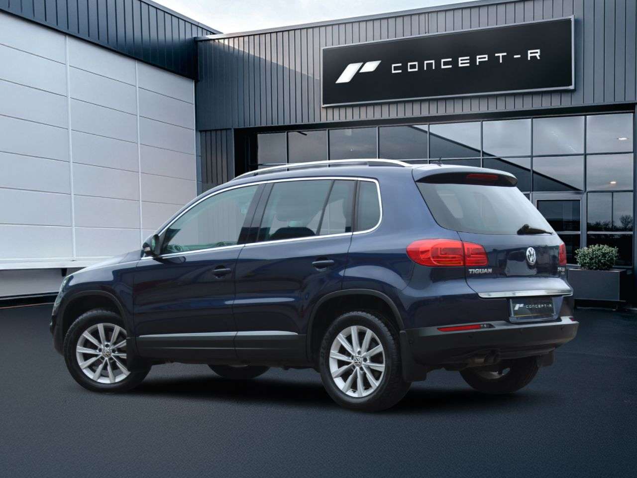 A 2011 VOLKSWAGEN TIGUAN 2.0 TDI BlueMotion Tech SE SUV 5dr Diesel Manual 4WD Euro 5 (s/s) (140 ps) A 2011 VOLKSWAGEN TIGUAN 2.0 TDI BlueMotion Tech SE SUV 5dr Diesel Manual 4WD Euro 5 (s/s) (140 ps)