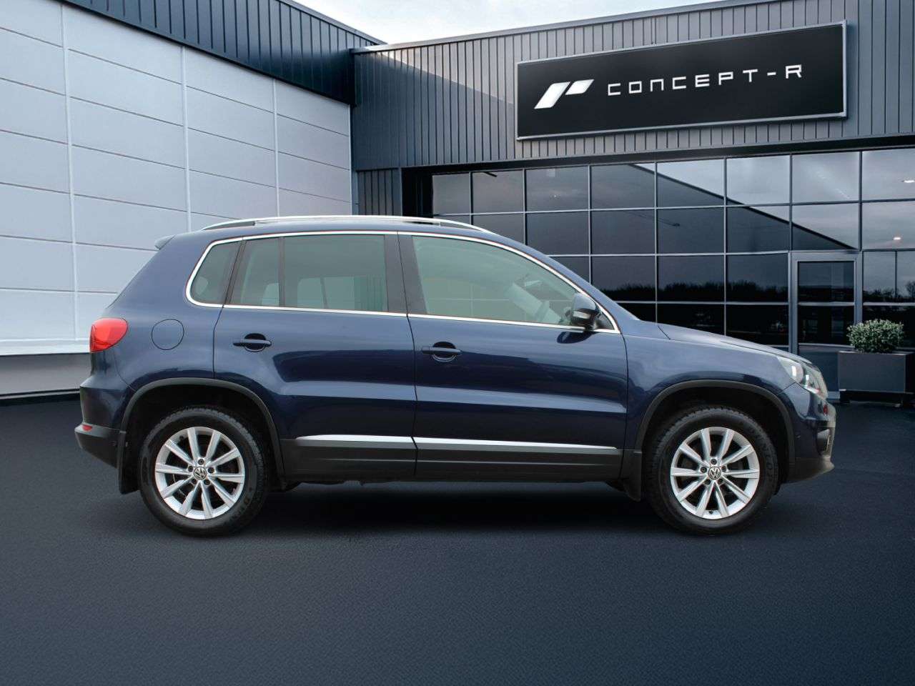 A 2011 VOLKSWAGEN TIGUAN 2.0 TDI BlueMotion Tech SE SUV 5dr Diesel Manual 4WD Euro 5 (s/s) (140 ps) A 2011 VOLKSWAGEN TIGUAN 2.0 TDI BlueMotion Tech SE SUV 5dr Diesel Manual 4WD Euro 5 (s/s) (140 ps)