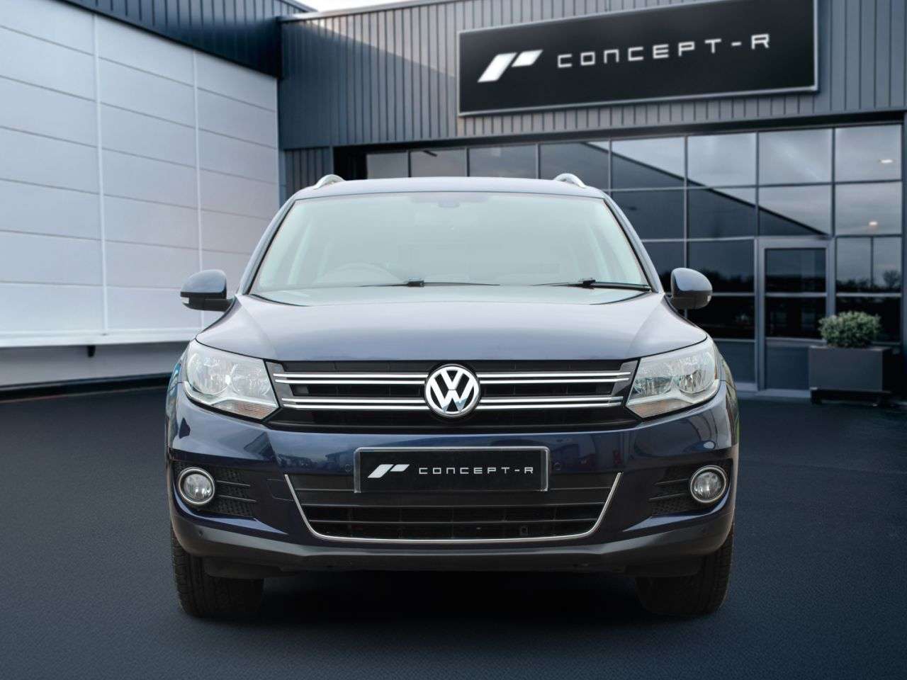 A 2011 VOLKSWAGEN TIGUAN 2.0 TDI BlueMotion Tech SE SUV 5dr Diesel Manual 4WD Euro 5 (s/s) (140 ps) A 2011 VOLKSWAGEN TIGUAN 2.0 TDI BlueMotion Tech SE SUV 5dr Diesel Manual 4WD Euro 5 (s/s) (140 ps)
