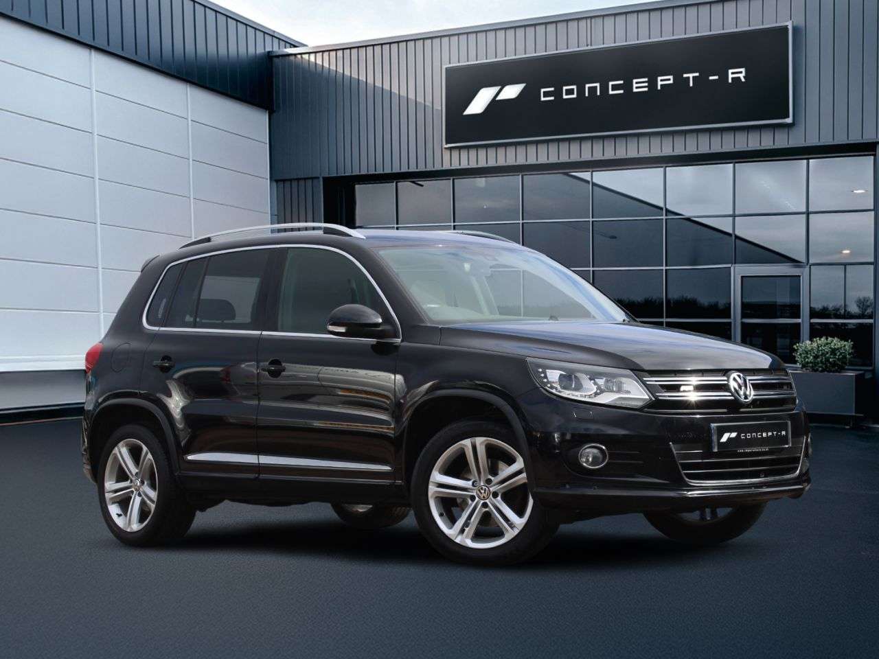 A 2015 VOLKSWAGEN TIGUAN 2.0 TDI BlueMotion Tech R-Line SUV 5dr Diesel Manual 4WD Euro 5 (s/s) (Nav) A 2015 VOLKSWAGEN TIGUAN 2.0 TDI BlueMotion Tech R-Line SUV 5dr Diesel Manual 4WD Euro 5 (s/s) (Nav)