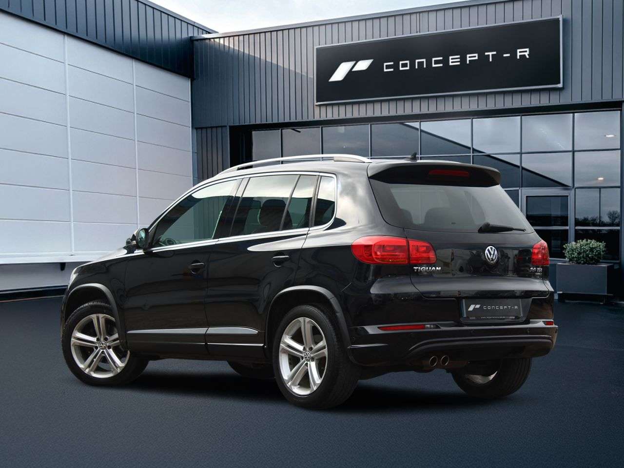 A 2015 VOLKSWAGEN TIGUAN 2.0 TDI BlueMotion Tech R-Line SUV 5dr Diesel Manual 4WD Euro 5 (s/s) (Nav) A 2015 VOLKSWAGEN TIGUAN 2.0 TDI BlueMotion Tech R-Line SUV 5dr Diesel Manual 4WD Euro 5 (s/s) (Nav)