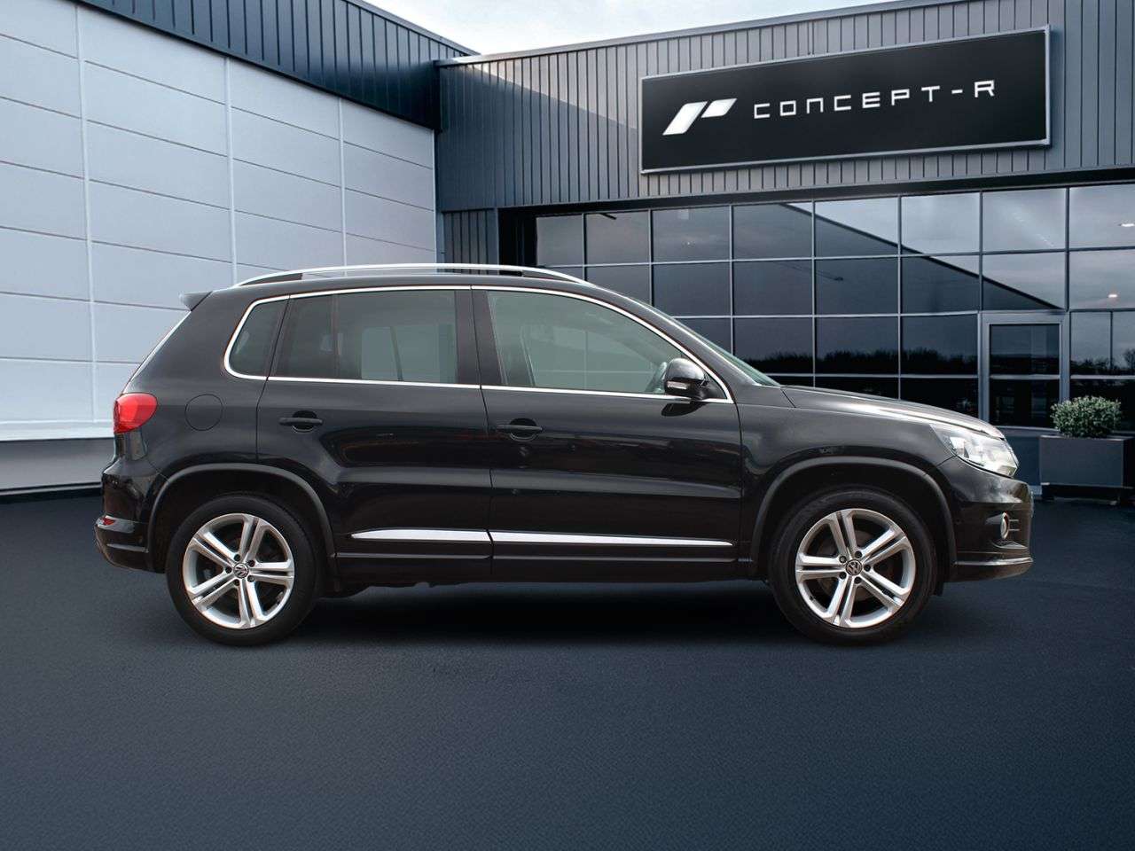 A 2015 VOLKSWAGEN TIGUAN 2.0 TDI BlueMotion Tech R-Line SUV 5dr Diesel Manual 4WD Euro 5 (s/s) (Nav) A 2015 VOLKSWAGEN TIGUAN 2.0 TDI BlueMotion Tech R-Line SUV 5dr Diesel Manual 4WD Euro 5 (s/s) (Nav)