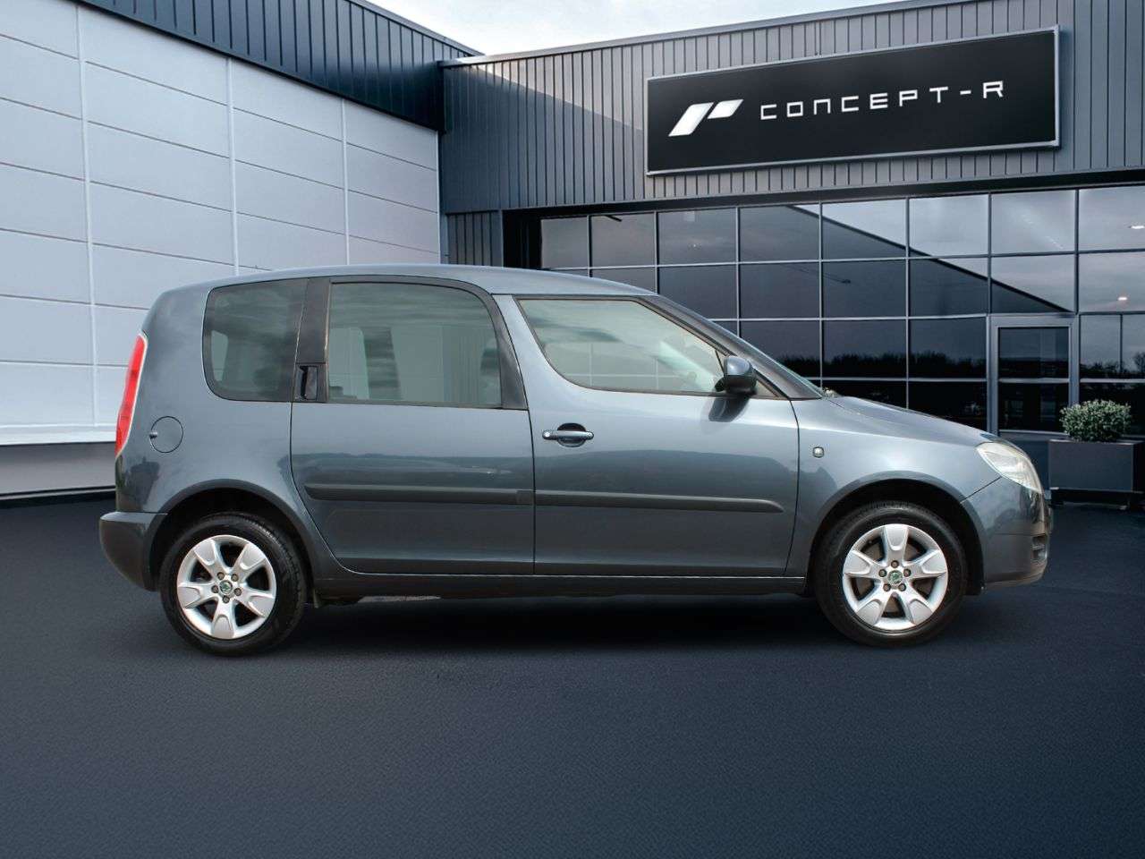 A 2009 SKODA ROOMSTER 1.4 TDI Pure Drive SE MPV 5dr Diesel Manual (135 g/km, 80 bhp) A 2009 SKODA ROOMSTER 1.4 TDI Pure Drive SE MPV 5dr Diesel Manual (135 g/km, 80 bhp)