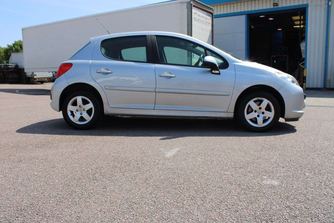 A 2007 PEUGEOT 207 1.4 VTi Sport Hatchback 5dr Petrol Manual (145 g/km, 95 bhp) A 2007 PEUGEOT 207 1.4 VTi Sport Hatchback 5dr Petrol Manual (145 g/km, 95 bhp)