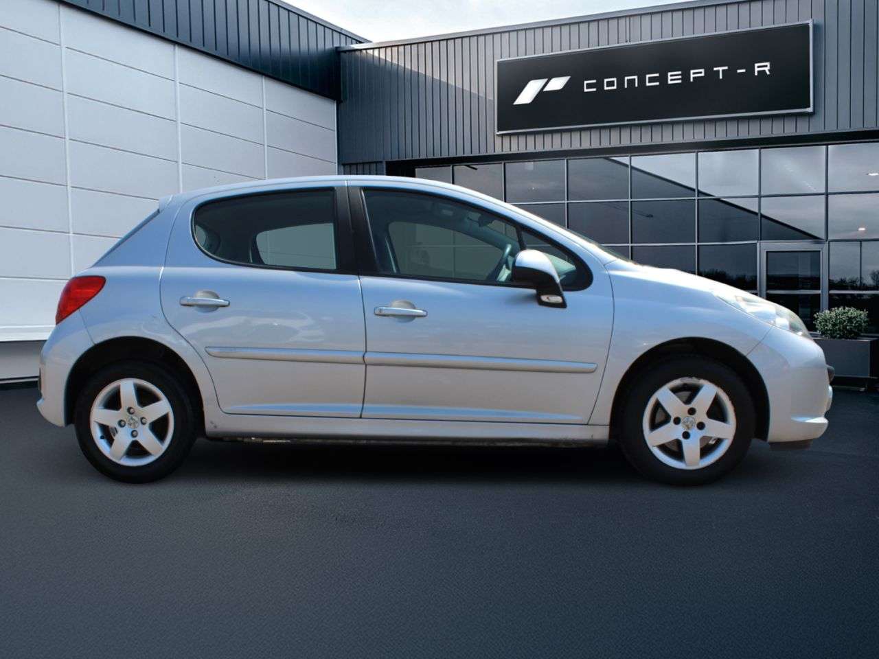 A 2007 PEUGEOT 207 1.4 VTi Sport Hatchback 5dr Petrol Manual (145 g/km, 95 bhp) A 2007 PEUGEOT 207 1.4 VTi Sport Hatchback 5dr Petrol Manual (145 g/km, 95 bhp)
