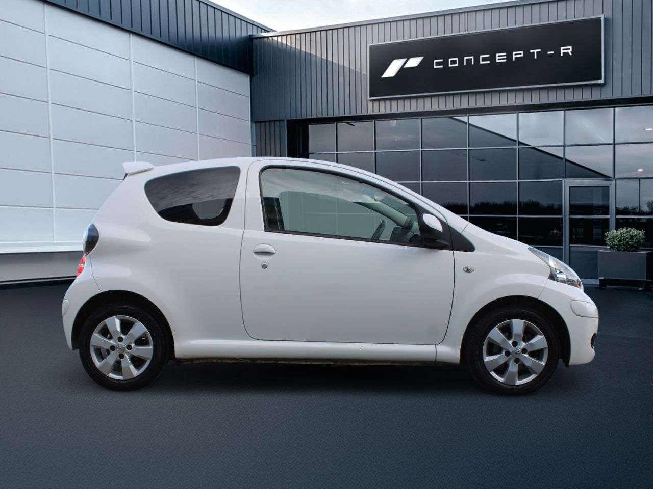 A 2011 TOYOTA AYGO 1.0 VVT-i Go Hatchback 3dr Petrol Manual Euro 5 (67 ps) **ONLY 28705 MILES A 2011 TOYOTA AYGO 1.0 VVT-i Go Hatchback 3dr Petrol Manual Euro 5 (67 ps) **ONLY 28705 MILES