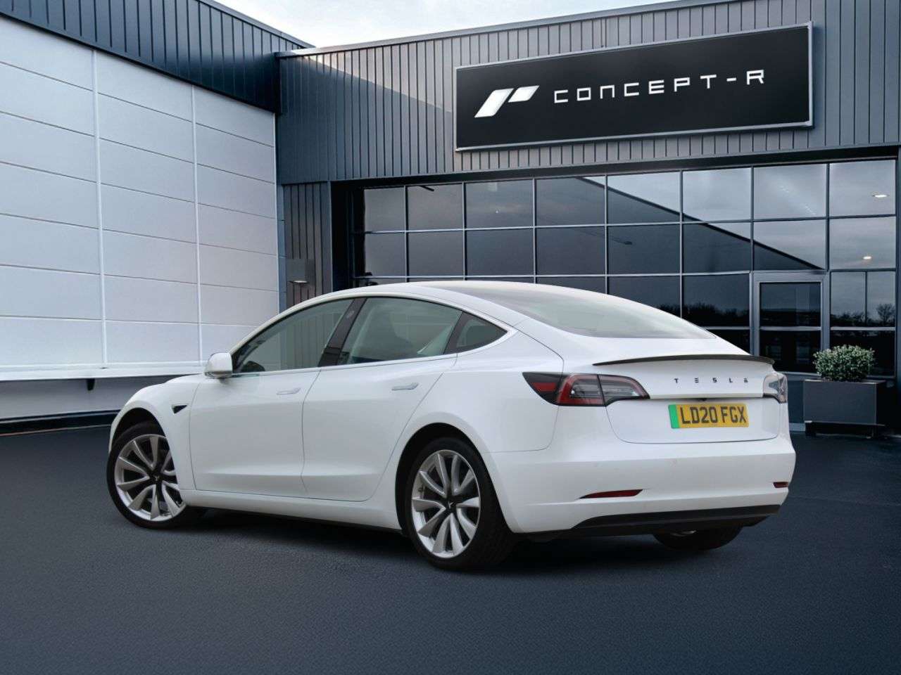 A 2020 TESLA MODEL 3 Standard Range Plus Saloon 4dr Electric Auto RWD (241 bhp) ***ONLY 1 OWNER A 2020 TESLA MODEL 3 Standard Range Plus Saloon 4dr Electric Auto RWD (241 bhp) ***ONLY 1 OWNER