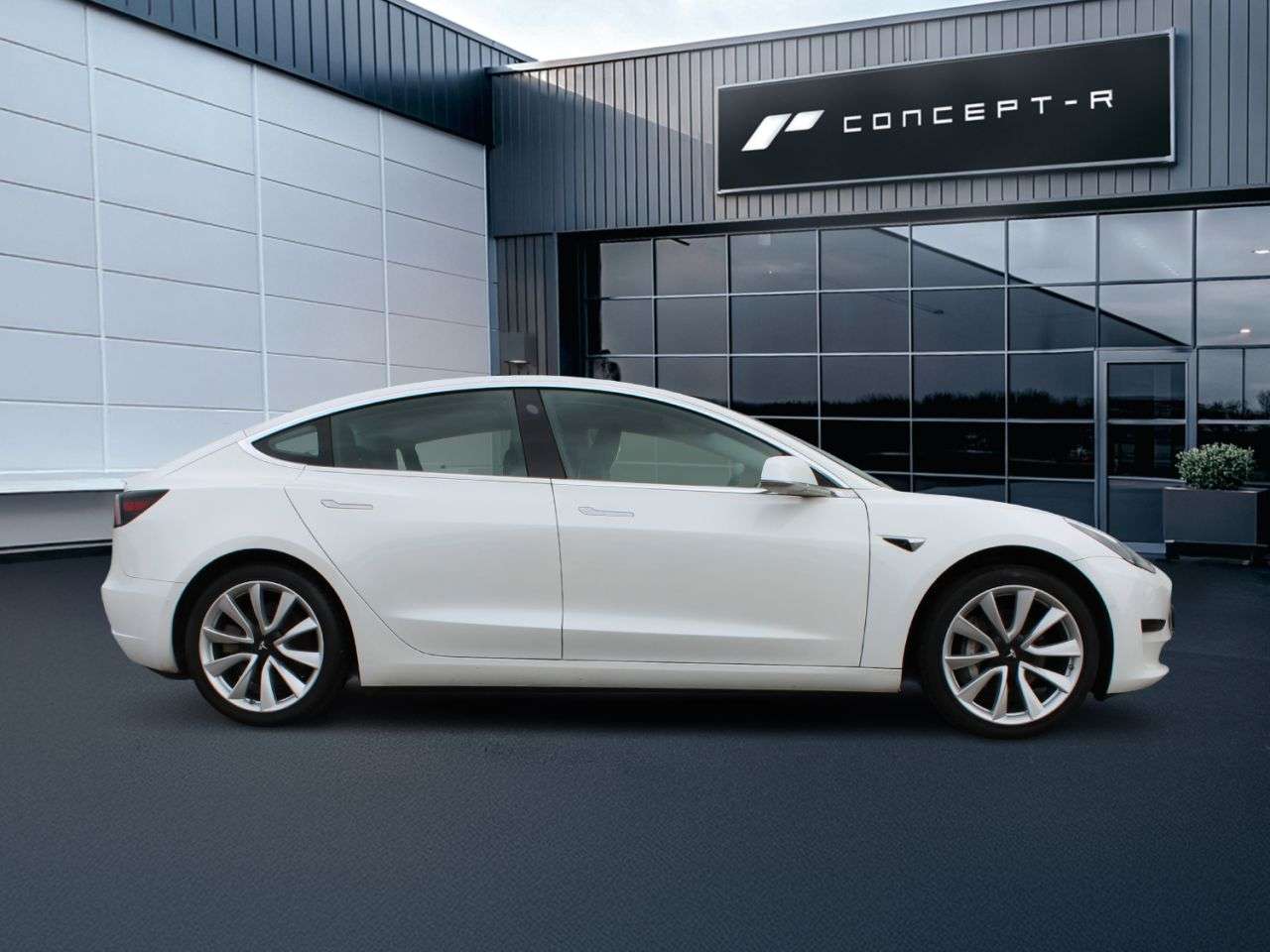A 2020 TESLA MODEL 3 Standard Range Plus Saloon 4dr Electric Auto RWD (241 bhp) ***ONLY 1 OWNER A 2020 TESLA MODEL 3 Standard Range Plus Saloon 4dr Electric Auto RWD (241 bhp) ***ONLY 1 OWNER