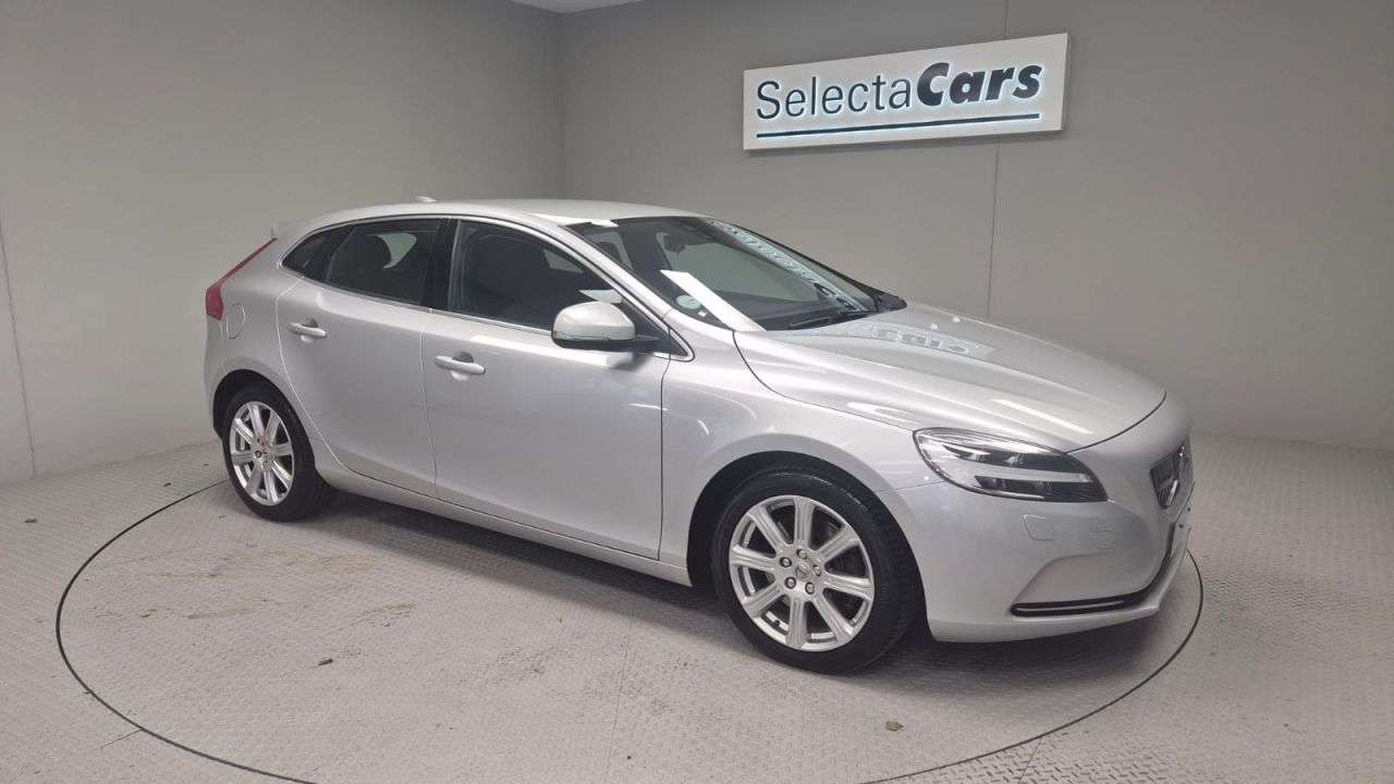 2018 VOLVO V40 2018 VOLVO V40