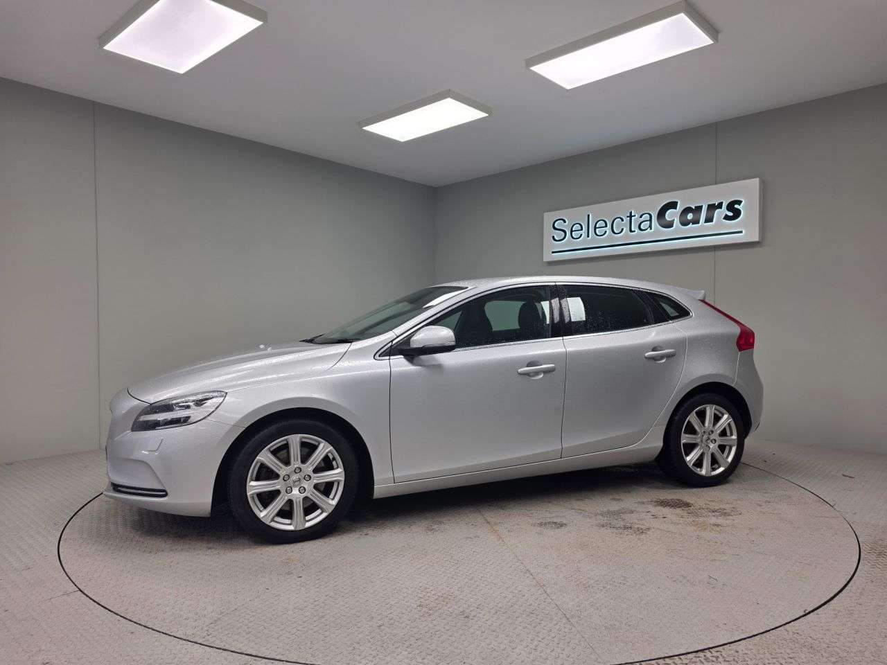 2018 VOLVO V40 2018 VOLVO V40