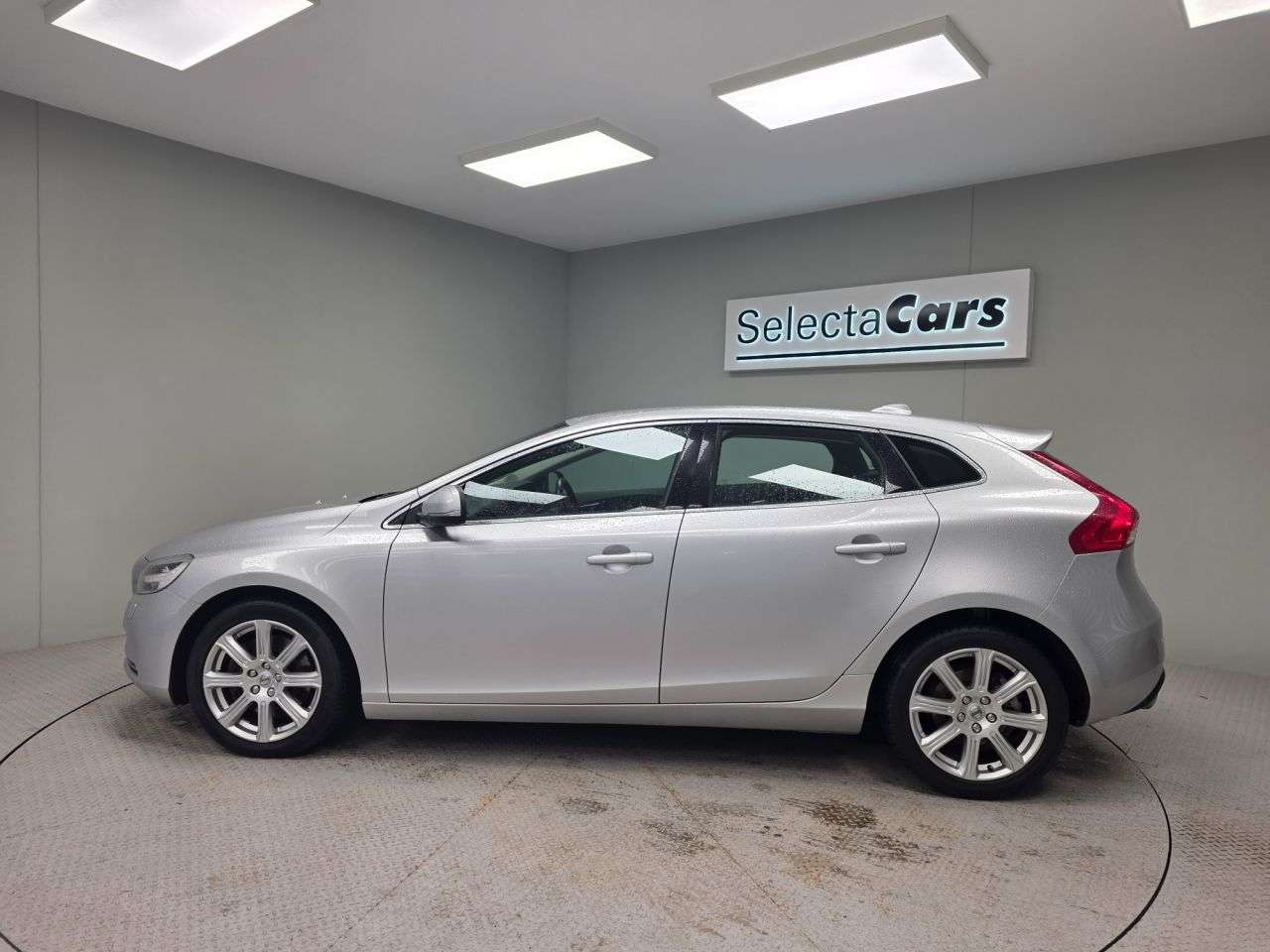 2018 VOLVO V40 2018 VOLVO V40