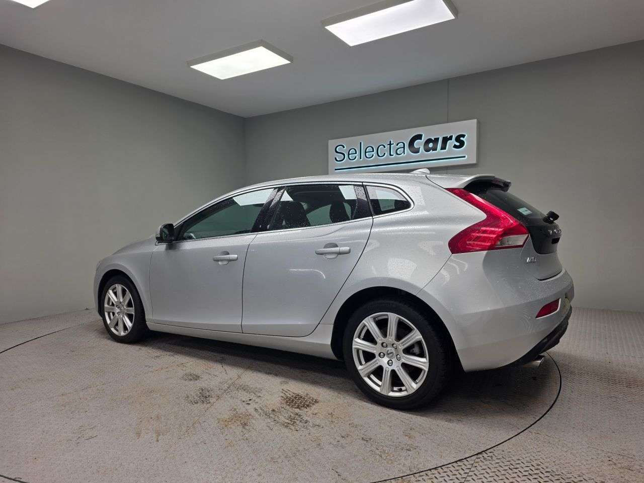 A 2018 VOLVO V40 1.5 T3 GPF Inscription Hatchback 5dr Petrol Auto Euro 6 (s/s) (152 ps) A 2018 VOLVO V40 1.5 T3 GPF Inscription Hatchback 5dr Petrol Auto Euro 6 (s/s) (152 ps)