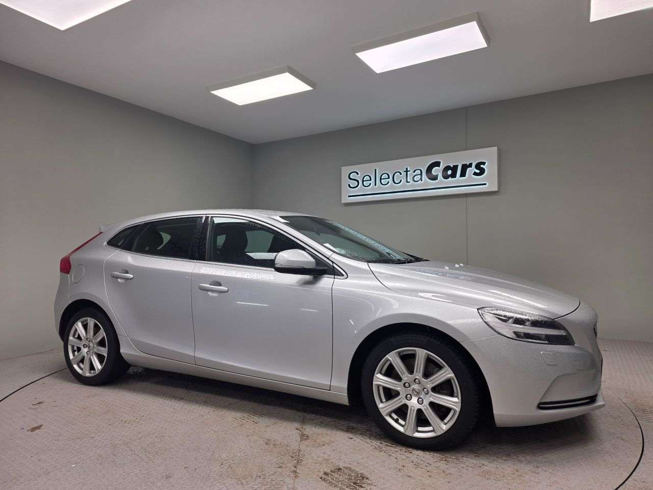 2018 VOLVO V40 2018 VOLVO V40