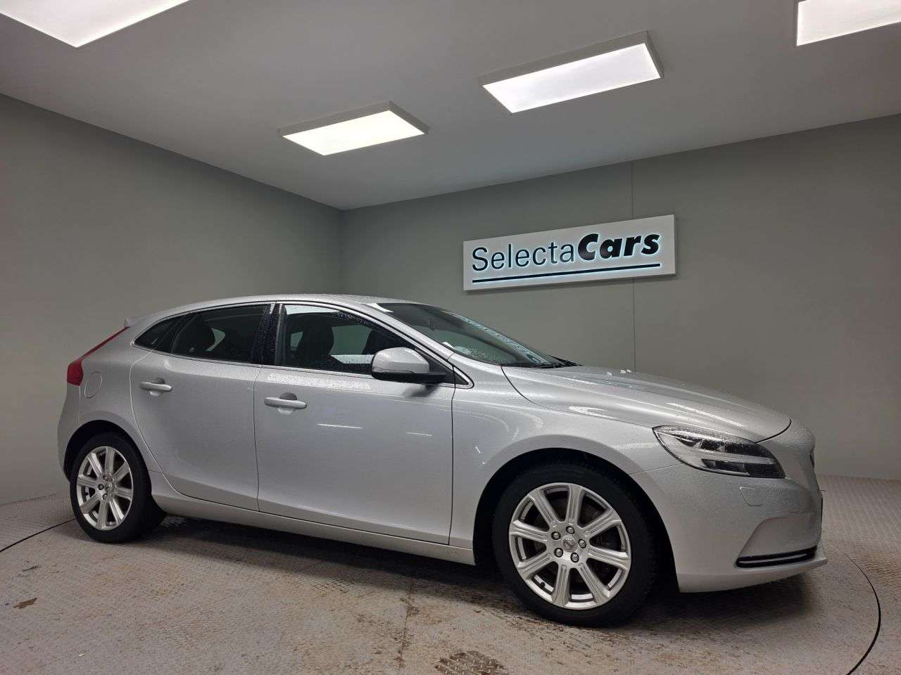 A 2018 VOLVO V40 1.5 T3 GPF Inscription Hatchback 5dr Petrol Auto Euro 6 (s/s) (152 ps) A 2018 VOLVO V40 1.5 T3 GPF Inscription Hatchback 5dr Petrol Auto Euro 6 (s/s) (152 ps)