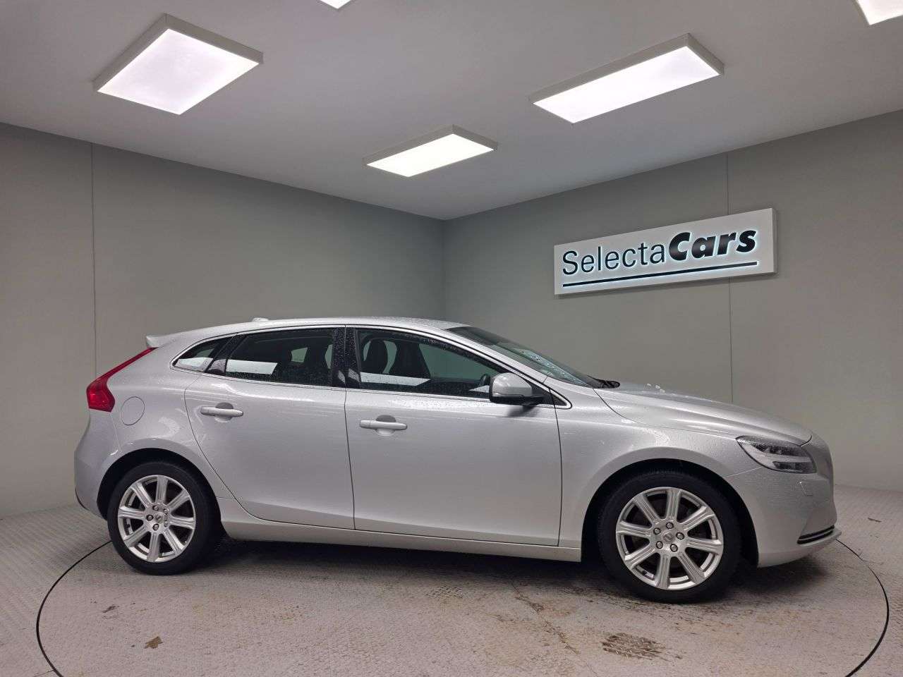 2018 VOLVO V40 2018 VOLVO V40