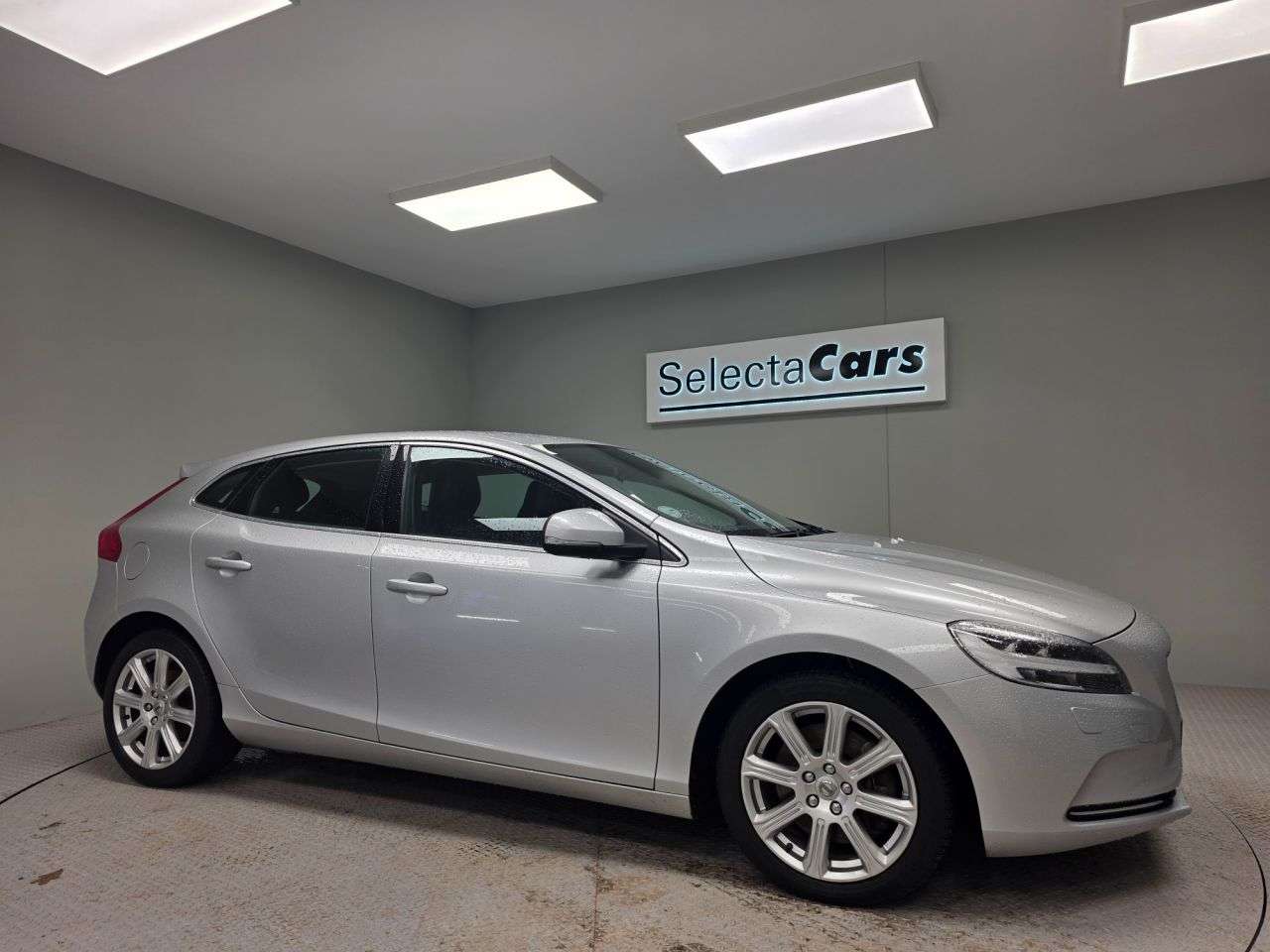 A 2018 VOLVO V40 1.5 T3 GPF Inscription Hatchback 5dr Petrol Auto Euro 6 (s/s) (152 ps) A 2018 VOLVO V40 1.5 T3 GPF Inscription Hatchback 5dr Petrol Auto Euro 6 (s/s) (152 ps)