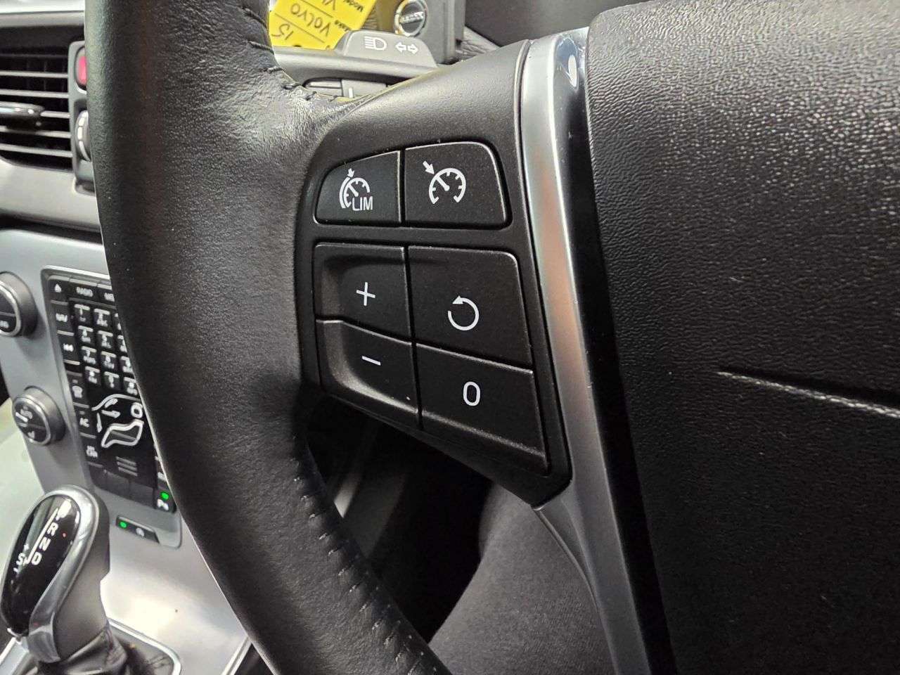 2018 VOLVO V40 2018 VOLVO V40