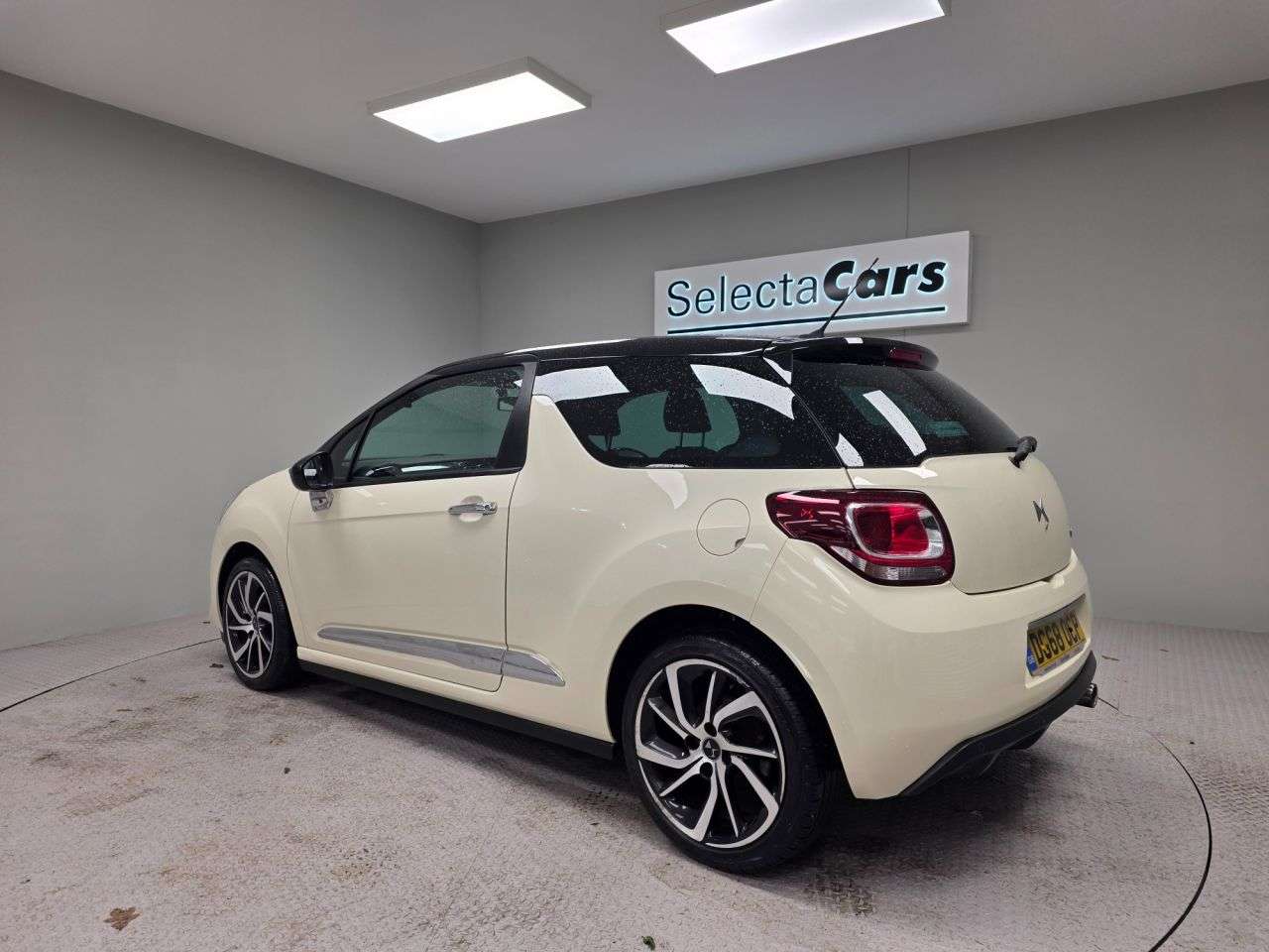 A 2018 DS AUTOMOBILES DS 3 1.2 PureTech Parthenon Cream Hatchback 3dr Petrol Manual Euro 6 (s/s) (110 A 2018 DS AUTOMOBILES DS 3 1.2 PureTech Parthenon Cream Hatchback 3dr Petrol Manual Euro 6 (s/s) (110