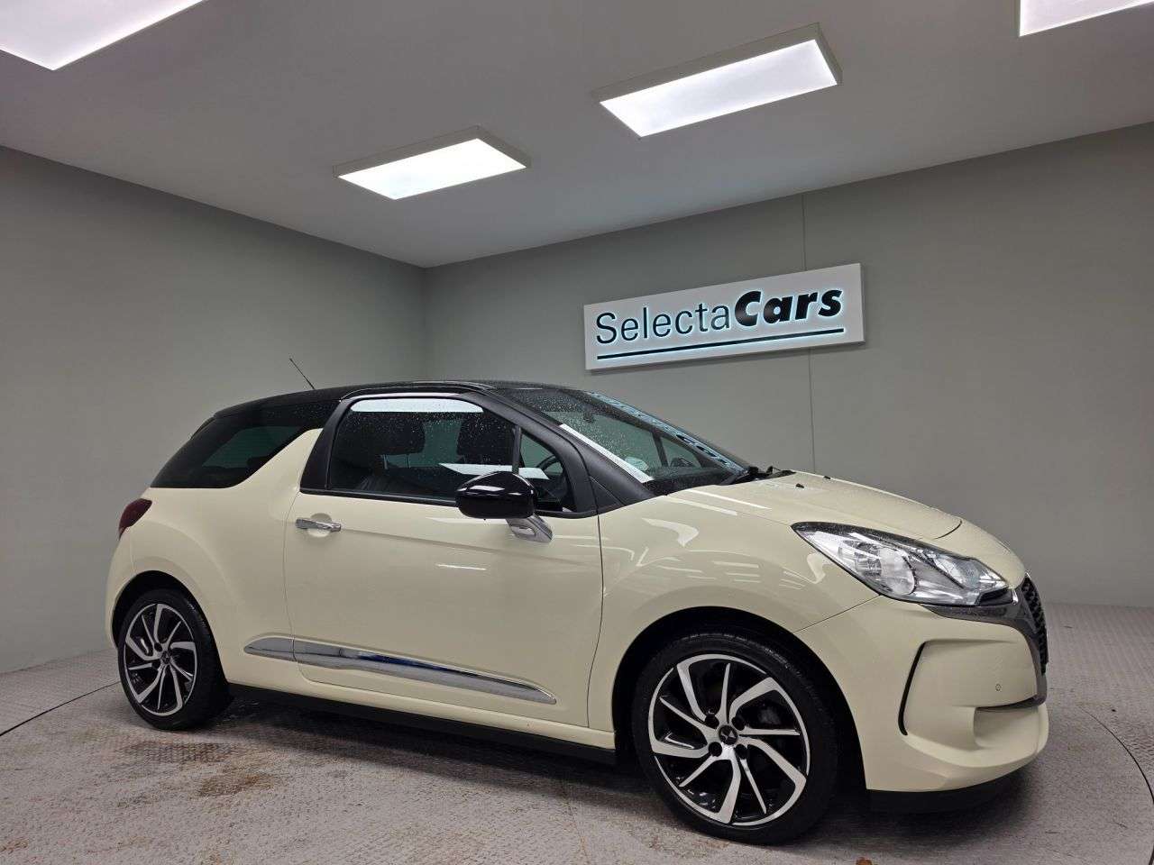 A 2018 DS AUTOMOBILES DS 3 1.2 PureTech Parthenon Cream Hatchback 3dr Petrol Manual Euro 6 (s/s) (110 A 2018 DS AUTOMOBILES DS 3 1.2 PureTech Parthenon Cream Hatchback 3dr Petrol Manual Euro 6 (s/s) (110