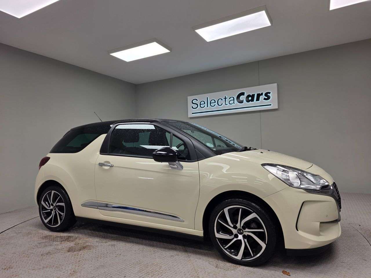 A 2018 DS AUTOMOBILES DS 3 1.2 PureTech Parthenon Cream Hatchback 3dr Petrol Manual Euro 6 (s/s) (110 A 2018 DS AUTOMOBILES DS 3 1.2 PureTech Parthenon Cream Hatchback 3dr Petrol Manual Euro 6 (s/s) (110