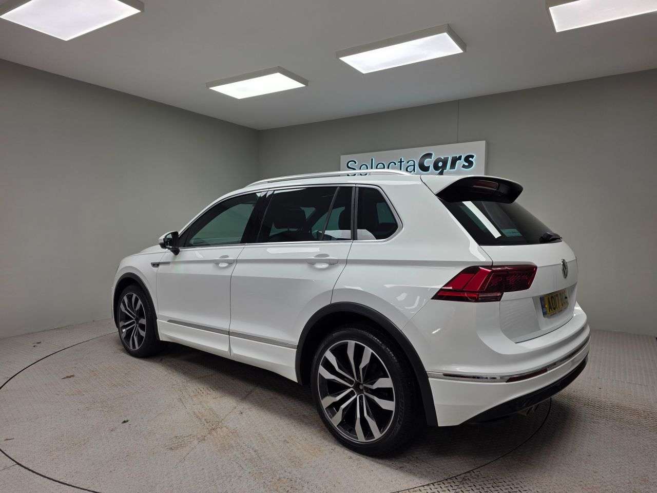 A 2017 VOLKSWAGEN TIGUAN 2.0 TDI BlueMotion Tech R-Line SUV 5dr Diesel Manual 4Motion Euro 6 (s/s) ( A 2017 VOLKSWAGEN TIGUAN 2.0 TDI BlueMotion Tech R-Line SUV 5dr Diesel Manual 4Motion Euro 6 (s/s) (