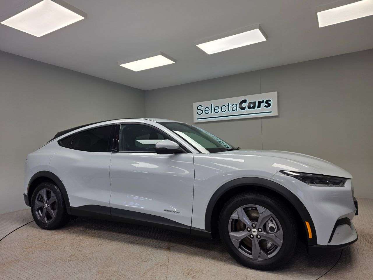 A 2022 FORD MUSTANG MACH-E Standard Range 70kWh SUV 5dr Electric Automatic (269 ps) A 2022 FORD MUSTANG MACH-E Standard Range 70kWh SUV 5dr Electric Automatic (269 ps)