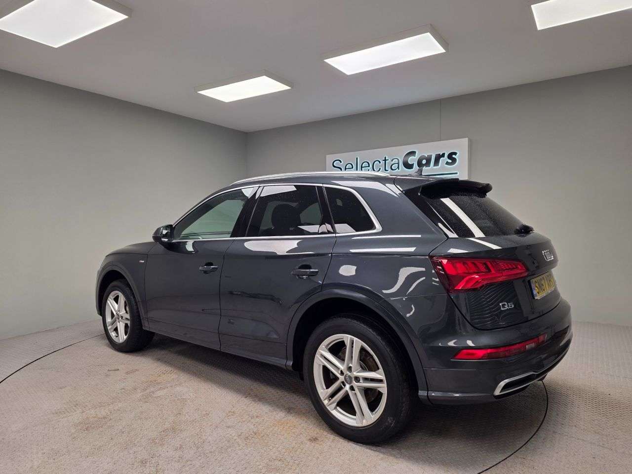 A 2017 AUDI Q5 2.0 TFSI S line SUV 5dr Petrol S Tronic quattro Euro 6 (s/s) (252 ps) A 2017 AUDI Q5 2.0 TFSI S line SUV 5dr Petrol S Tronic quattro Euro 6 (s/s) (252 ps)