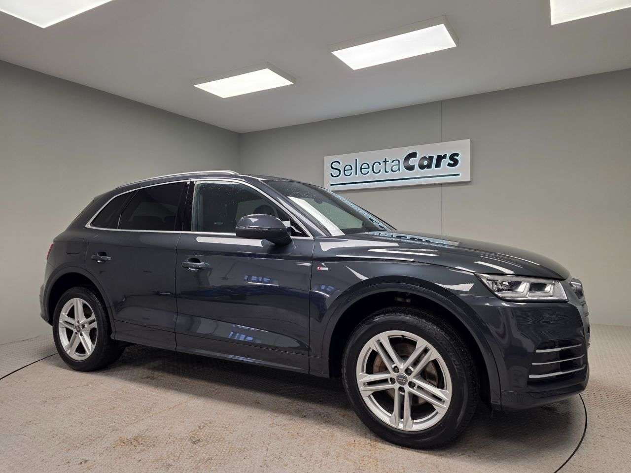 A 2017 AUDI Q5 2.0 TFSI S line SUV 5dr Petrol S Tronic quattro Euro 6 (s/s) (252 ps) A 2017 AUDI Q5 2.0 TFSI S line SUV 5dr Petrol S Tronic quattro Euro 6 (s/s) (252 ps)