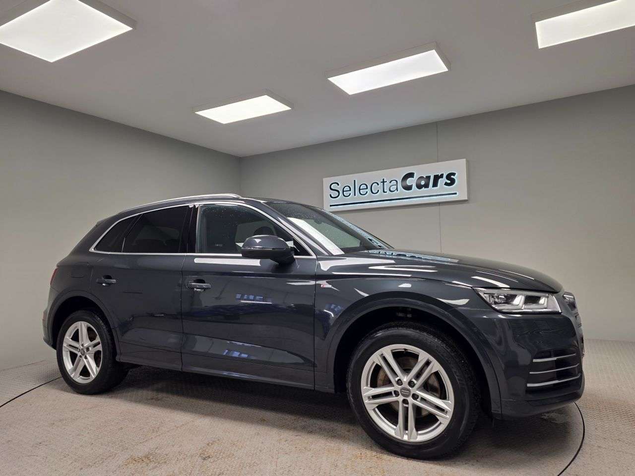 A 2017 AUDI Q5 2.0 TFSI S line SUV 5dr Petrol S Tronic quattro Euro 6 (s/s) (252 ps) A 2017 AUDI Q5 2.0 TFSI S line SUV 5dr Petrol S Tronic quattro Euro 6 (s/s) (252 ps)