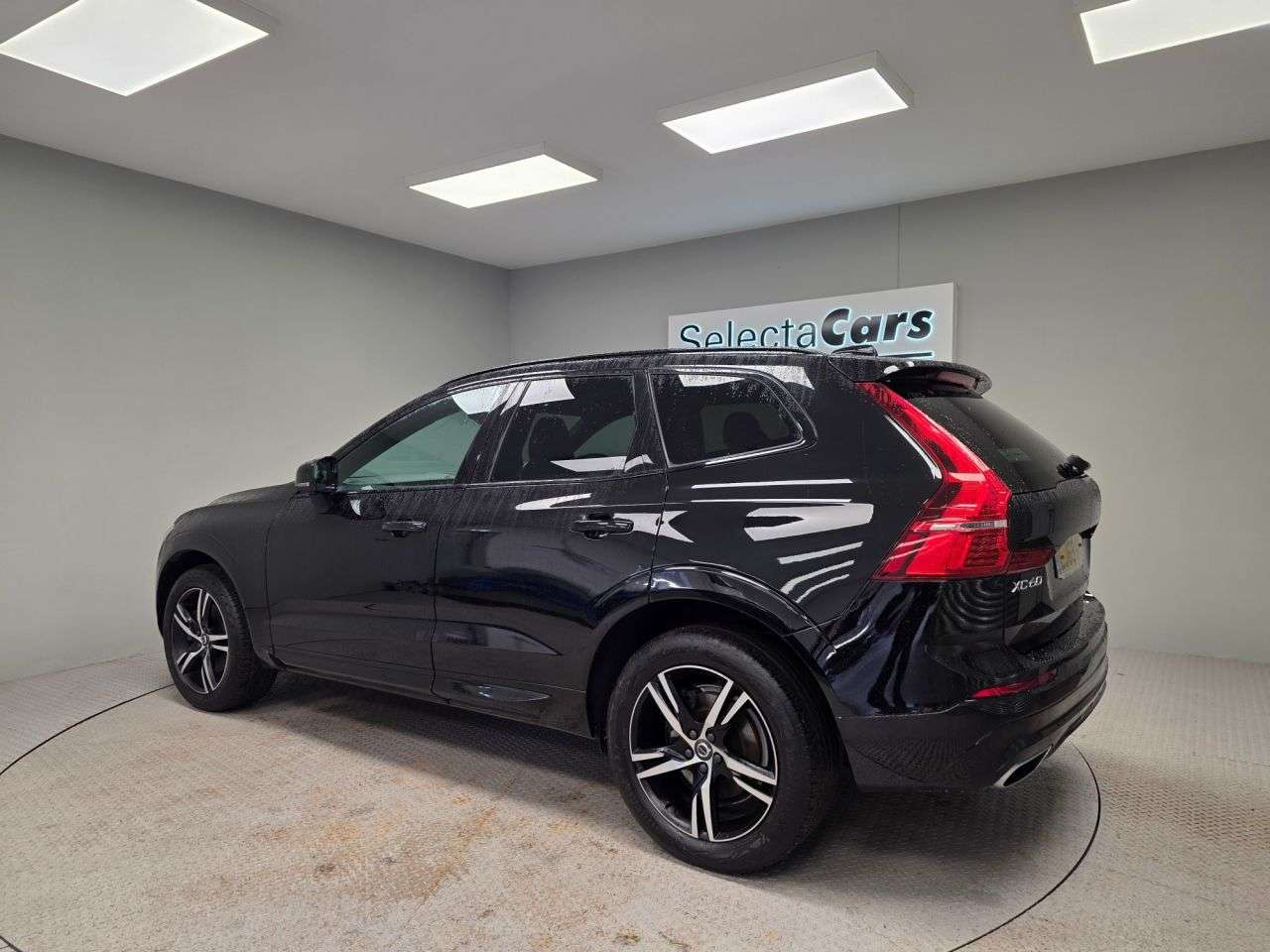 A 2020 VOLVO XC60 2.0 D4 R-Design SUV 5dr Diesel Auto Euro 6 (s/s) (190 ps) A 2020 VOLVO XC60 2.0 D4 R-Design SUV 5dr Diesel Auto Euro 6 (s/s) (190 ps)
