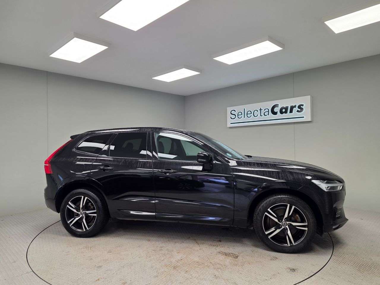 A 2020 VOLVO XC60 2.0 D4 R-Design SUV 5dr Diesel Auto Euro 6 (s/s) (190 ps) A 2020 VOLVO XC60 2.0 D4 R-Design SUV 5dr Diesel Auto Euro 6 (s/s) (190 ps)