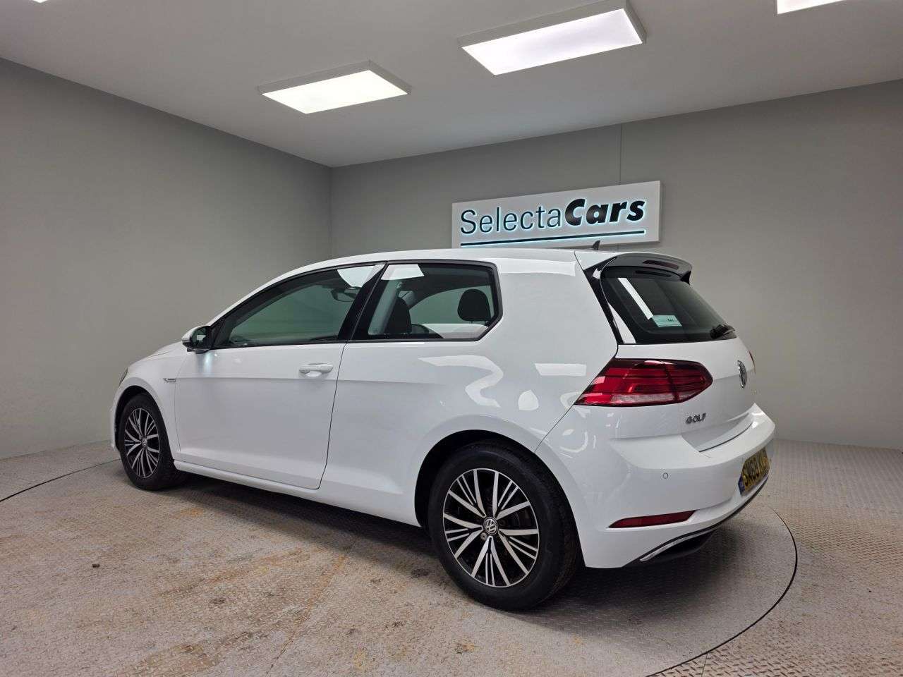 A 2018 VOLKSWAGEN GOLF 1.5 TSI EVO GPF SE Nav Hatchback 3dr Petrol Manual Euro 6 (s/s) (130 ps) A 2018 VOLKSWAGEN GOLF 1.5 TSI EVO GPF SE Nav Hatchback 3dr Petrol Manual Euro 6 (s/s) (130 ps)