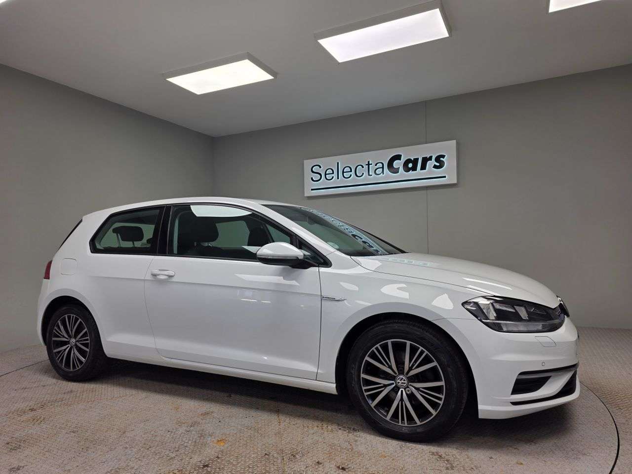 A 2018 VOLKSWAGEN GOLF 1.5 TSI EVO GPF SE Nav Hatchback 3dr Petrol Manual Euro 6 (s/s) (130 ps) A 2018 VOLKSWAGEN GOLF 1.5 TSI EVO GPF SE Nav Hatchback 3dr Petrol Manual Euro 6 (s/s) (130 ps)