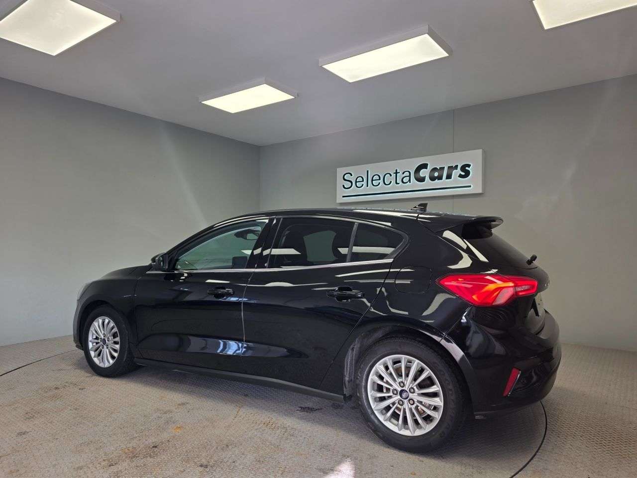 A 2020 FORD FOCUS 1.0T EcoBoost Titanium Hatchback 5dr Petrol Manual Euro 6 (s/s) (125 ps) A 2020 FORD FOCUS 1.0T EcoBoost Titanium Hatchback 5dr Petrol Manual Euro 6 (s/s) (125 ps)