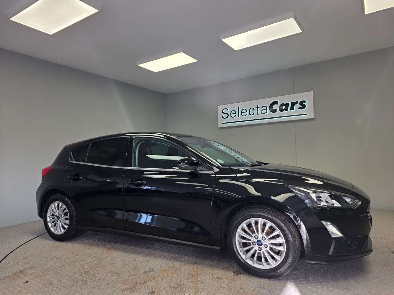 A 2020 FORD FOCUS 1.0T EcoBoost Titanium Hatchback 5dr Petrol Manual Euro 6 (s/s) (125 ps) A 2020 FORD FOCUS 1.0T EcoBoost Titanium Hatchback 5dr Petrol Manual Euro 6 (s/s) (125 ps)