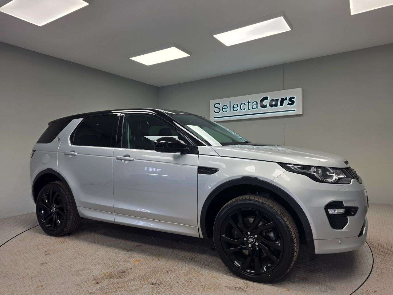 A 2017 LAND ROVER DISCOVERY SPORT 2.0 SD4 HSE Dynamic Lux SUV 5dr Diesel Auto 4WD Euro 6 (s/s) (240 ps) A 2017 LAND ROVER DISCOVERY SPORT 2.0 SD4 HSE Dynamic Lux SUV 5dr Diesel Auto 4WD Euro 6 (s/s) (240 ps)