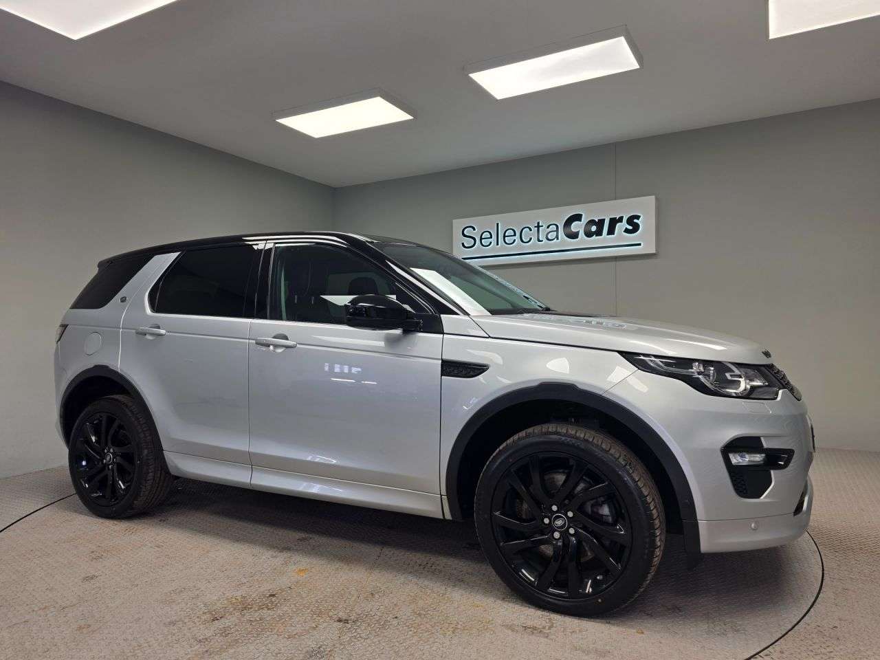 A 2017 LAND ROVER DISCOVERY SPORT 2.0 SD4 HSE Dynamic Lux SUV 5dr Diesel Auto 4WD Euro 6 (s/s) (240 ps) A 2017 LAND ROVER DISCOVERY SPORT 2.0 SD4 HSE Dynamic Lux SUV 5dr Diesel Auto 4WD Euro 6 (s/s) (240 ps)