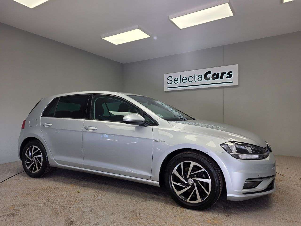 A 2019 VOLKSWAGEN GOLF 1.5 TSI EVO Match Hatchback 5dr Petrol Manual Euro 6 (s/s) (130 ps) A 2019 VOLKSWAGEN GOLF 1.5 TSI EVO Match Hatchback 5dr Petrol Manual Euro 6 (s/s) (130 ps)
