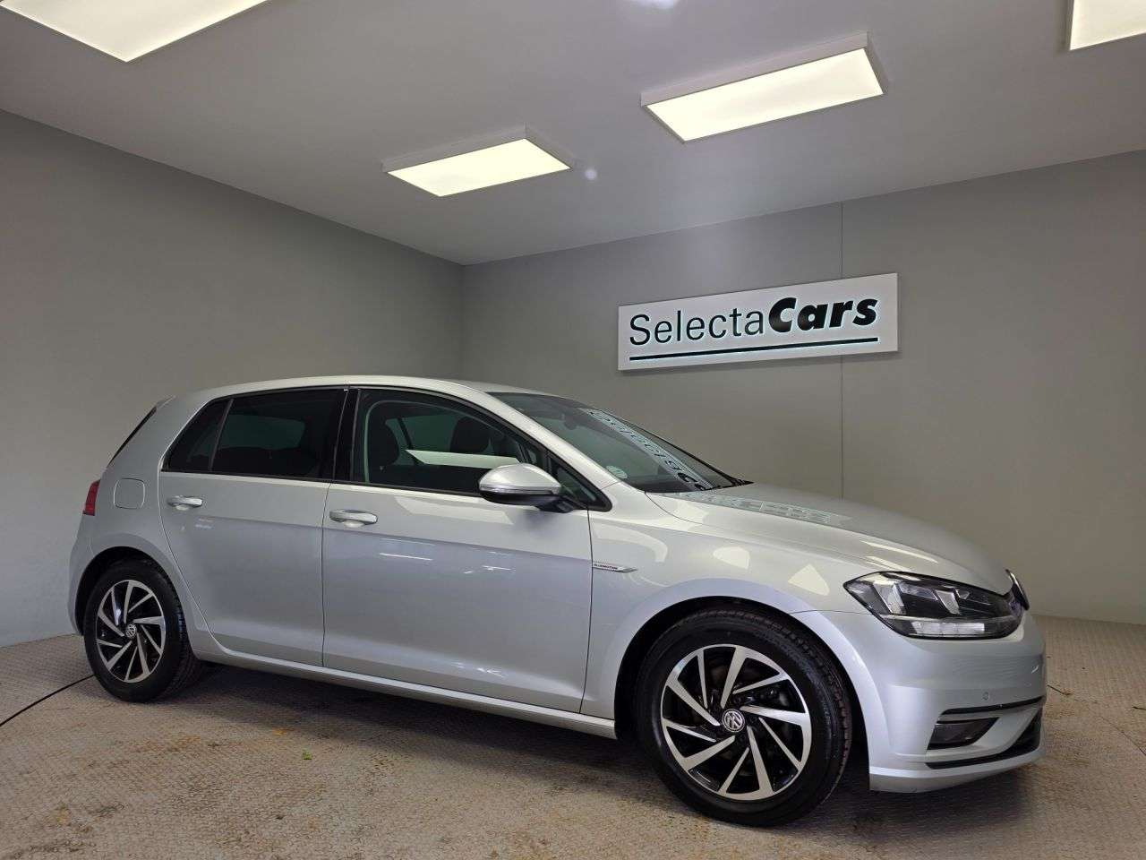 A 2019 VOLKSWAGEN GOLF 1.5 TSI EVO Match Hatchback 5dr Petrol Manual Euro 6 (s/s) (130 ps) A 2019 VOLKSWAGEN GOLF 1.5 TSI EVO Match Hatchback 5dr Petrol Manual Euro 6 (s/s) (130 ps)