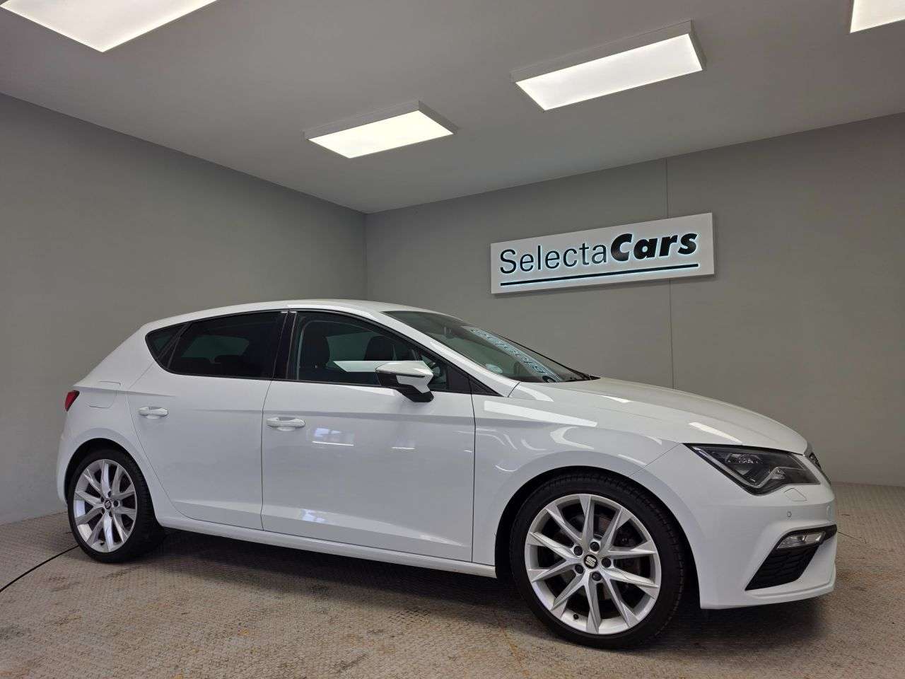 A 2019 SEAT LEON 2.0 TSI FR Sport Hatchback 5dr Petrol DSG Euro 6 (s/s) (190 ps) A 2019 SEAT LEON 2.0 TSI FR Sport Hatchback 5dr Petrol DSG Euro 6 (s/s) (190 ps)