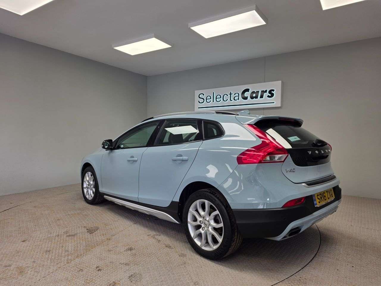 A 2016 VOLVO V40 CROSS COUNTRY 2.0 D3 Pro Hatchback 5dr Diesel Auto Euro 6 (s/s) (150 ps) A 2016 VOLVO V40 CROSS COUNTRY 2.0 D3 Pro Hatchback 5dr Diesel Auto Euro 6 (s/s) (150 ps)