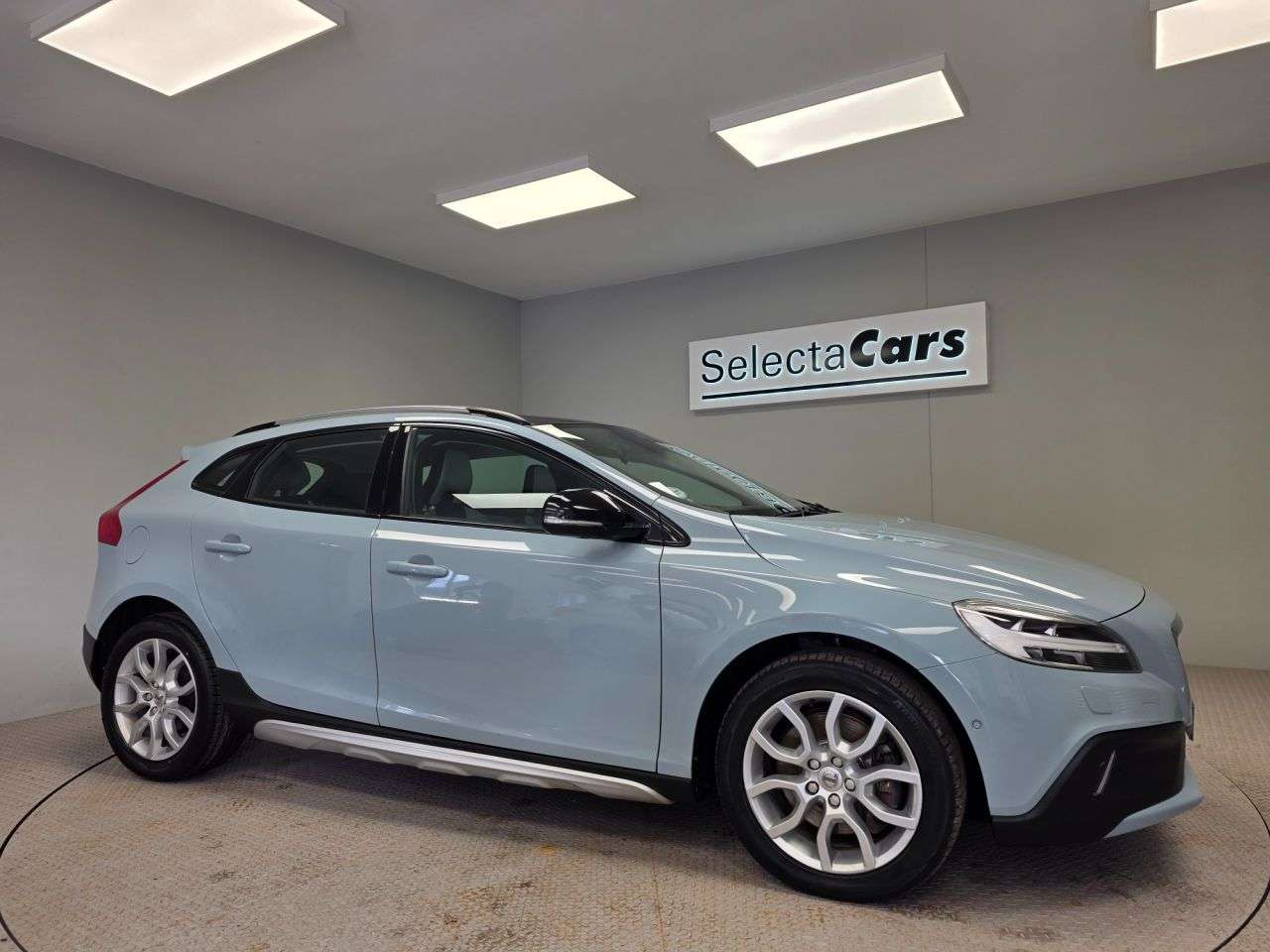 A 2016 VOLVO V40 CROSS COUNTRY 2.0 D3 Pro Hatchback 5dr Diesel Auto Euro 6 (s/s) (150 ps) A 2016 VOLVO V40 CROSS COUNTRY 2.0 D3 Pro Hatchback 5dr Diesel Auto Euro 6 (s/s) (150 ps)