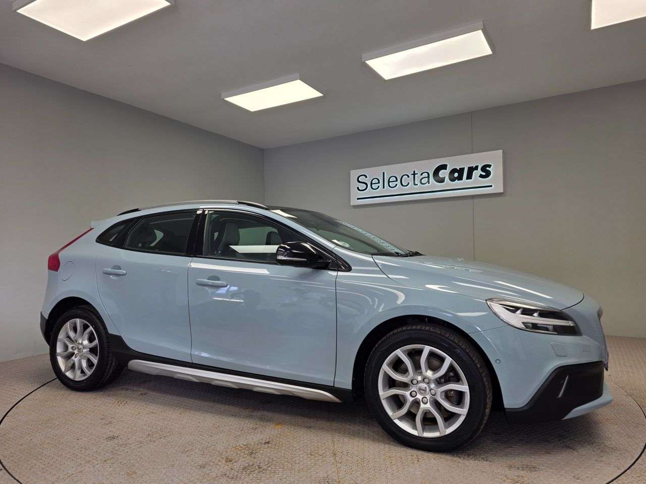 A 2016 VOLVO V40 CROSS COUNTRY 2.0 D3 Pro Hatchback 5dr Diesel Auto Euro 6 (s/s) (150 ps) A 2016 VOLVO V40 CROSS COUNTRY 2.0 D3 Pro Hatchback 5dr Diesel Auto Euro 6 (s/s) (150 ps)