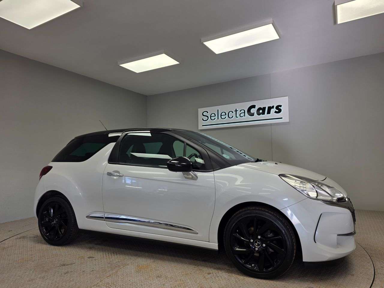 A 2017 DS AUTOMOBILES DS 3 1.2 PureTech Connected Chic Hatchback 3dr Petrol Manual Euro 6 (s/s) (110 p A 2017 DS AUTOMOBILES DS 3 1.2 PureTech Connected Chic Hatchback 3dr Petrol Manual Euro 6 (s/s) (110 p