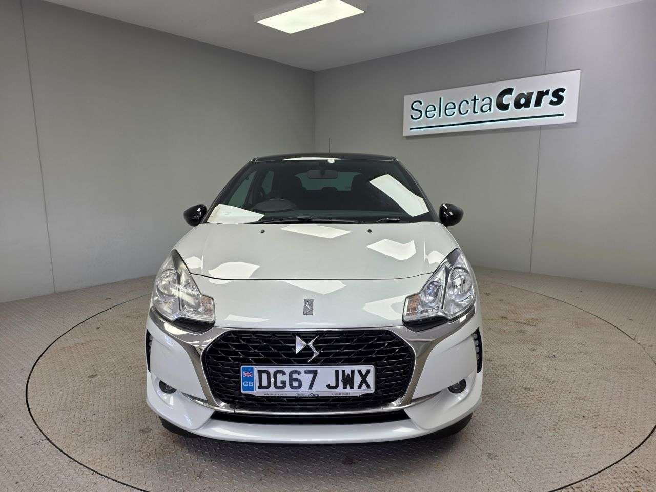 A 2017 DS AUTOMOBILES DS 3 1.2 PureTech Connected Chic Hatchback 3dr Petrol Manual Euro 6 (s/s) (110 p A 2017 DS AUTOMOBILES DS 3 1.2 PureTech Connected Chic Hatchback 3dr Petrol Manual Euro 6 (s/s) (110 p