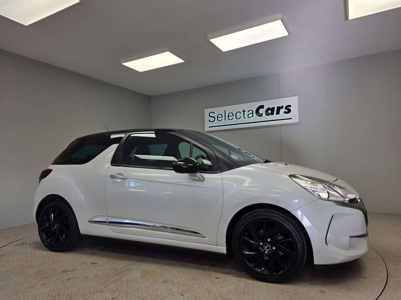 A 2017 DS AUTOMOBILES DS 3 1.2 PureTech Connected Chic Hatchback 3dr Petrol Manual Euro 6 (s/s) (110 p A 2017 DS AUTOMOBILES DS 3 1.2 PureTech Connected Chic Hatchback 3dr Petrol Manual Euro 6 (s/s) (110 p