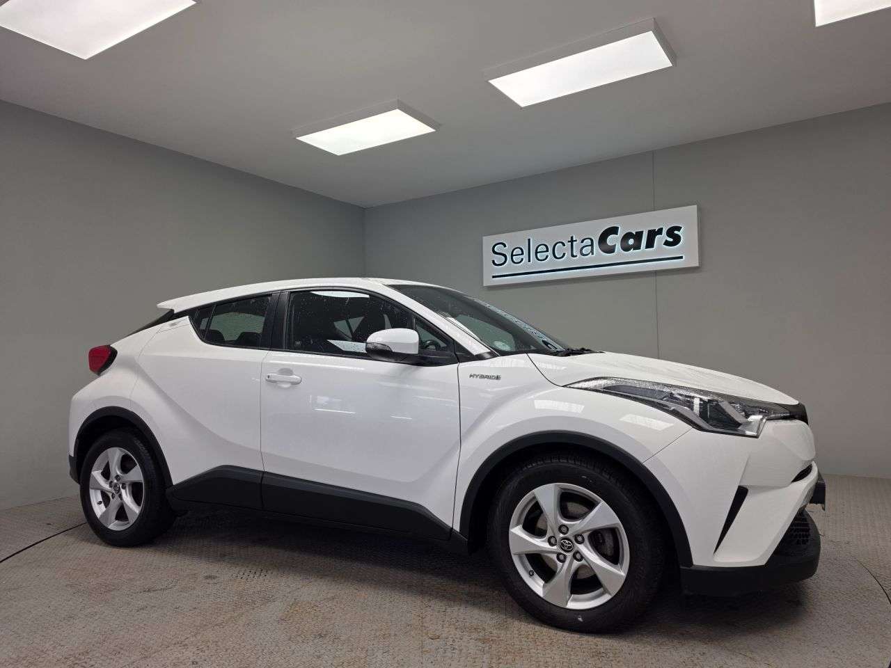 A 2019 TOYOTA C-HR 1.8 VVT-h Icon SUV 5dr Petrol Hybrid CVT Euro 6 (s/s) (122 ps) A 2019 TOYOTA C-HR 1.8 VVT-h Icon SUV 5dr Petrol Hybrid CVT Euro 6 (s/s) (122 ps)