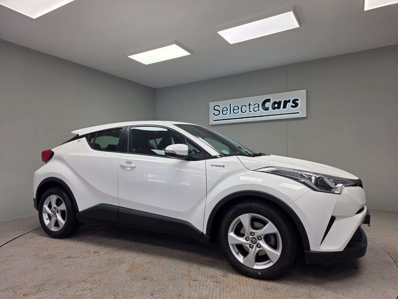 A 2019 TOYOTA C-HR 1.8 VVT-h Icon SUV 5dr Petrol Hybrid CVT Euro 6 (s/s) (122 ps) A 2019 TOYOTA C-HR 1.8 VVT-h Icon SUV 5dr Petrol Hybrid CVT Euro 6 (s/s) (122 ps)